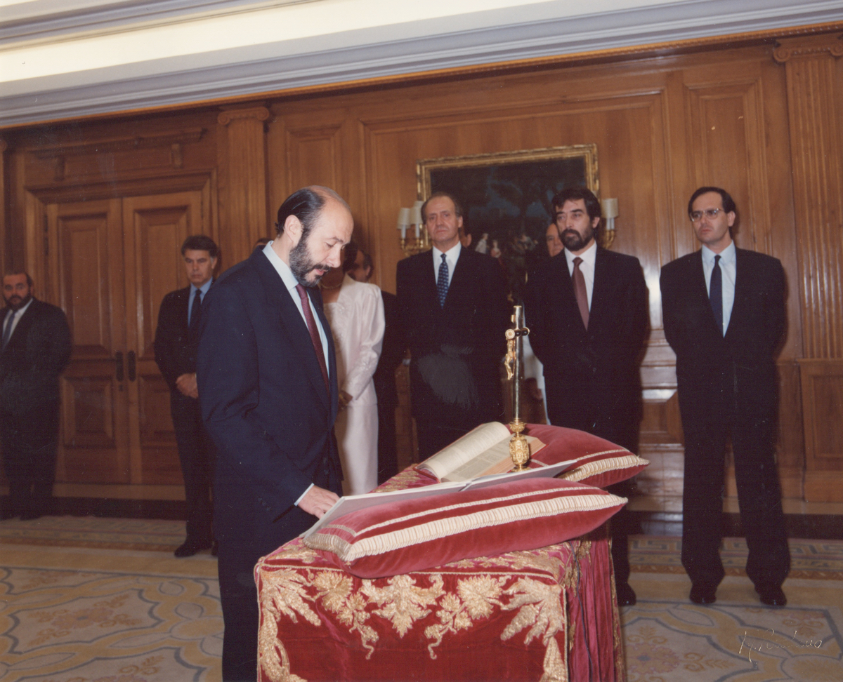 En 1993, Alfredo Pérez Rubalcaba juró el cargo de ministro de la Presidencia, en la V Legislatura.